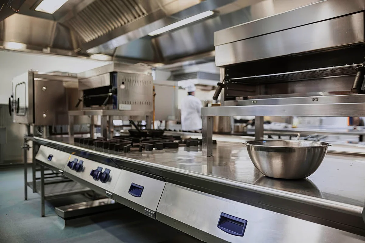 Cocina industrial profesional equipada con hornos y fogones en Madrid